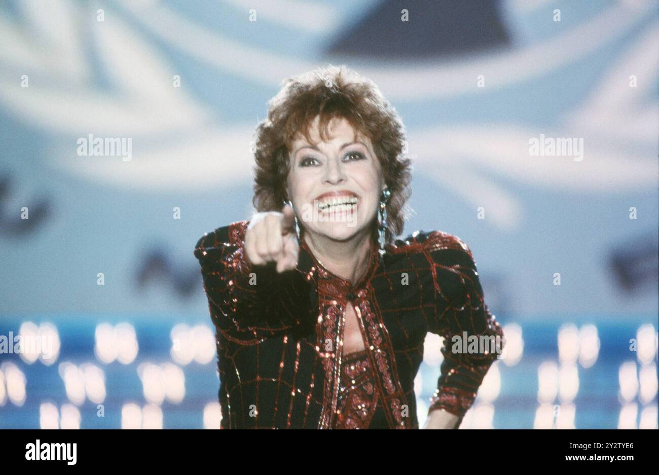 PHOTO REPERTORY - Caterina Valente S""°ngerin, Schauspielerin 03/92 nou Frau Musik Show Kabarett Gesang Tanz Schauspiel TV Fernsehen Film dunkelhaarig festlich Blazer gl""°nzend Ohrring Schmuck quer halb gestikulierend zeigend l""°chelnd Auftritt (None - 1992-03- 01, imago stock&people via www.imago-images.de/ipa-agency.net) ps the photo can be used respecting the context in which it was taken, and without defamatory intent of the decorum of the people represented Editorial Usage Only Stock Photo