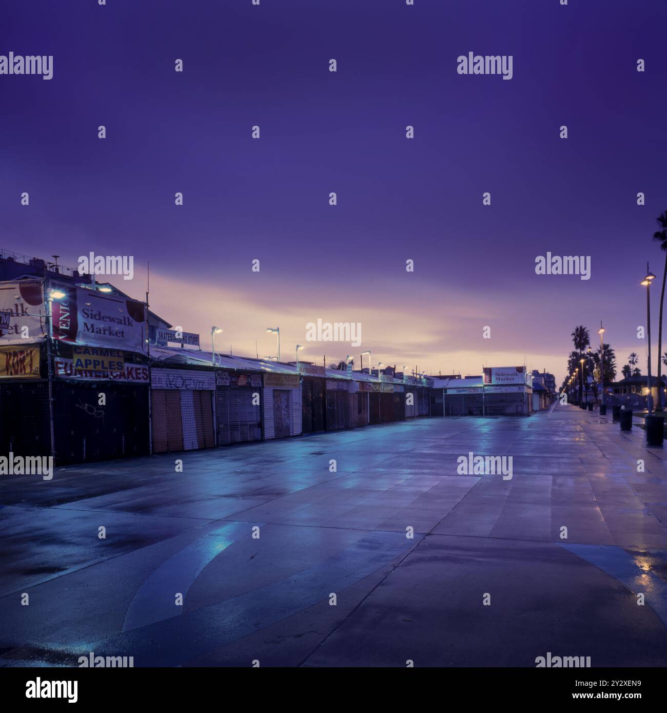 Venice beach boardwalk at dawn empty of people Stock Photo - Alamy