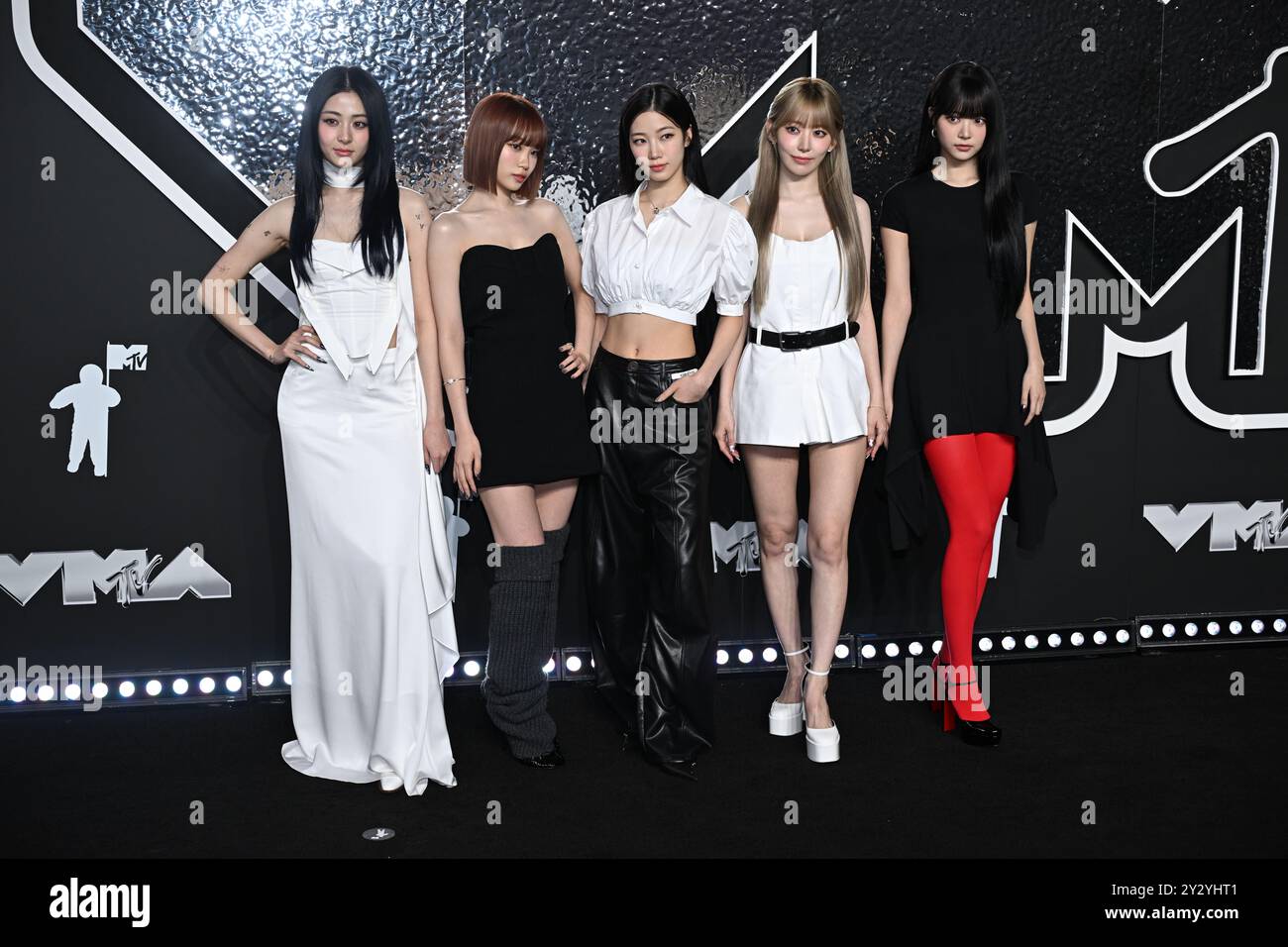 left to right) Huh Yun-jin, Kim Chae-won, Kazuha, Sakura Miyawaki left to right) Huh Yun-jin, Kim Chae-won, Kazuha, Sakura Miyawaki