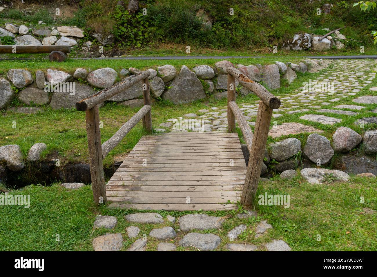 Small bridge in garden hi-res stock photography and images - Alamy
