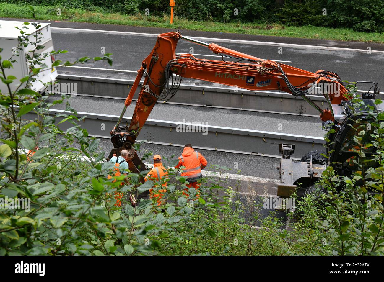 Auf der A623 in Richtung Saarbrücken ist am Mittwoch 11.9.2024 ein Kanalabwasserschacht eingebrochen. Zwischen den Anschlussstellen Dudweiler und Saarbrücken-Rodenhof musste die Autobahn deshalb voll gesperrt werden. Autofahrerinnen und Autofahrer müssen derzeit an der Ausfahrt Dudweiler abfahren. Alledings wurde mitb den Arbeiten sofort begonnen, der Schacht war am Mittwochnachmittag bereits veschlossen schwaruzes Viereck, frisch geteert. *** A sewer manhole collapsed on the A623 in the direction of Saarbrücken on Wednesday 11 9 2024 The freeway therefore had to be fully closed between the Du Stock Photo