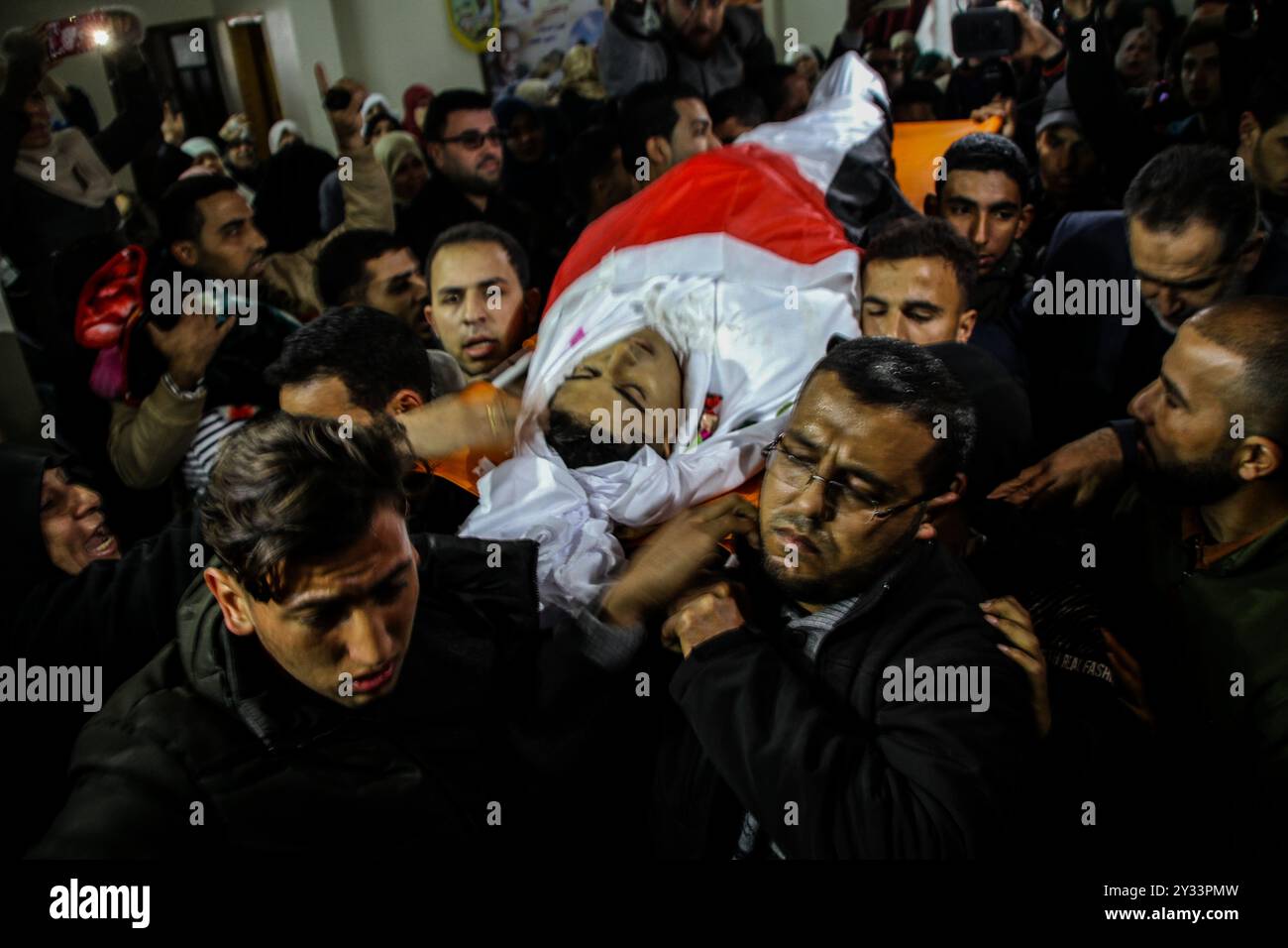 Gaza City, Palestine, 9th February 2019. The funeral procession of 18-years-old Palestinian Hamza Mohammed Rushdi Eshteiwi, killed yesterday by the Israeli forces, takes place in the Zaytun district of Gaza city on 9th February 2019. The Palestinian teen was shot dead in the neck by Israeli soldiers during this Friday Great March of Return protest on the east of Gaza City Stock Photo