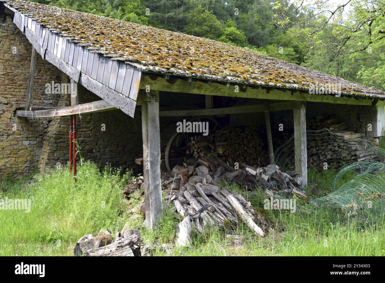 Old barn with wood in pathetic etat dans the campaign0 Stock Photo