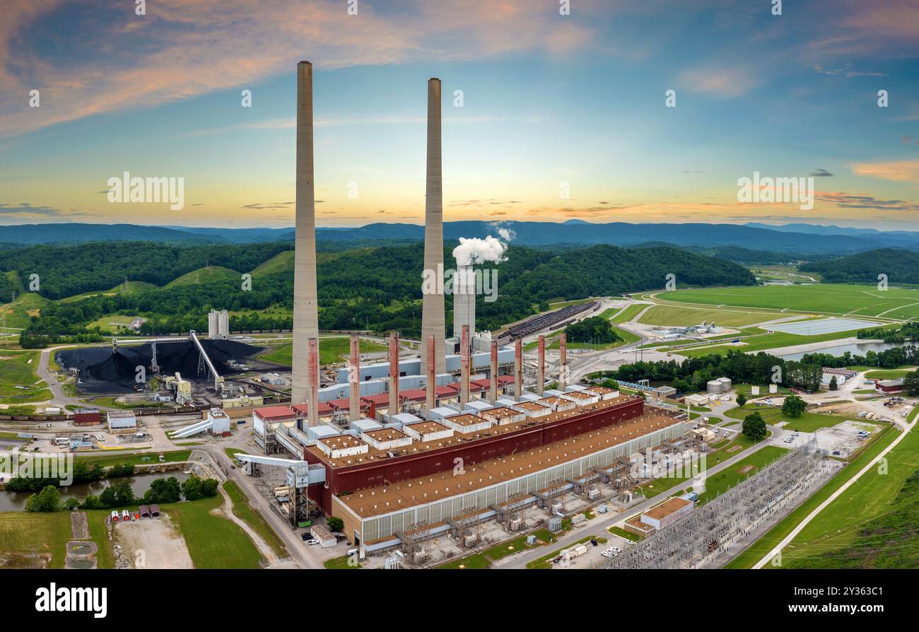Thermal power plant burning coal fossil fuel for production of electrical energy. Kingston power station in Roane County, Tennessee. Stock Photo