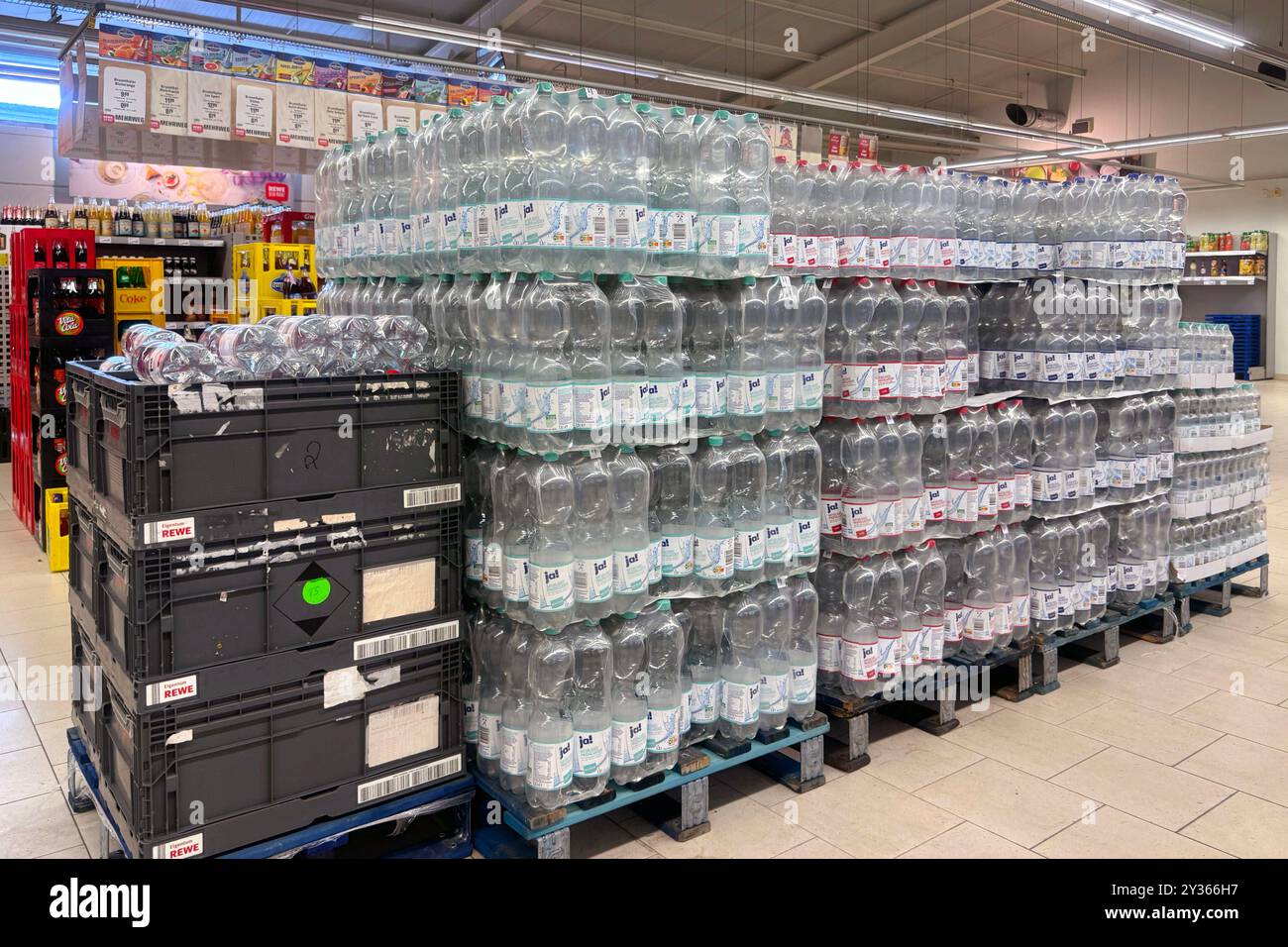 Mineralwasser in Plastikflaschen der Eigenmarke JA von Rewe in eimem ...