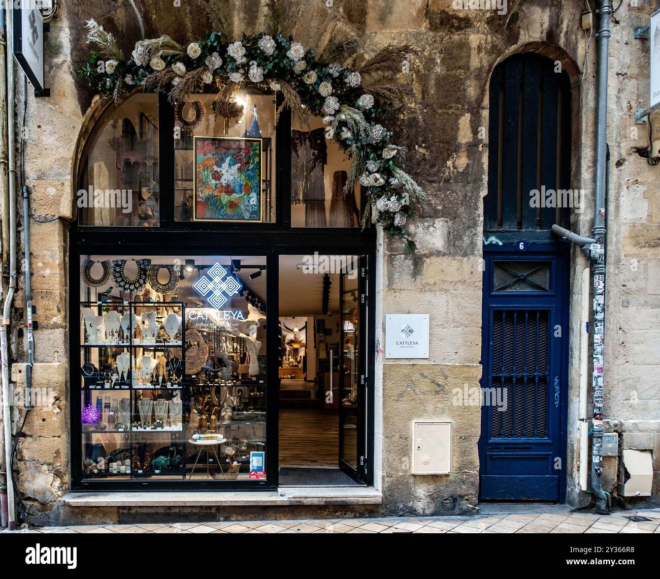 Antique jewellery showcase hi-res stock photography and images - Alamy