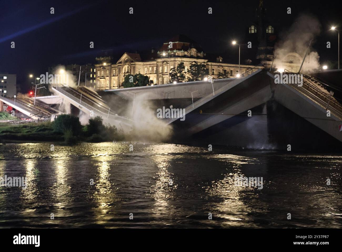 Dresden, Germany. 13th Sep, 2024. Demolition work is being carried out on the Carola Bridge. Demolition work has caused another section of the Carola Bridge in Dresden to collapse. Credit: SPM Gruppe/dpa/Alamy Live News Stock Photo