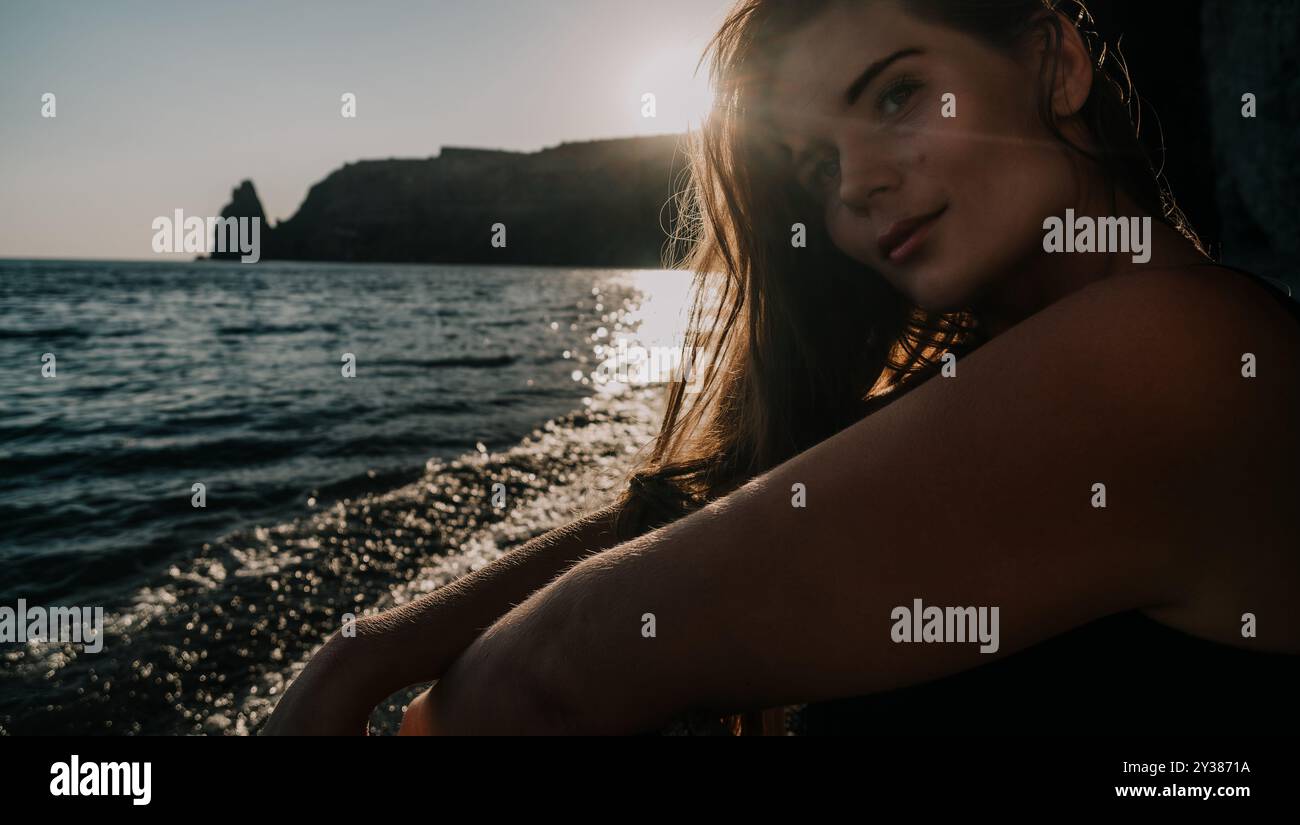 Silhouette woman sea shore hi-res stock photography and images - Alamy