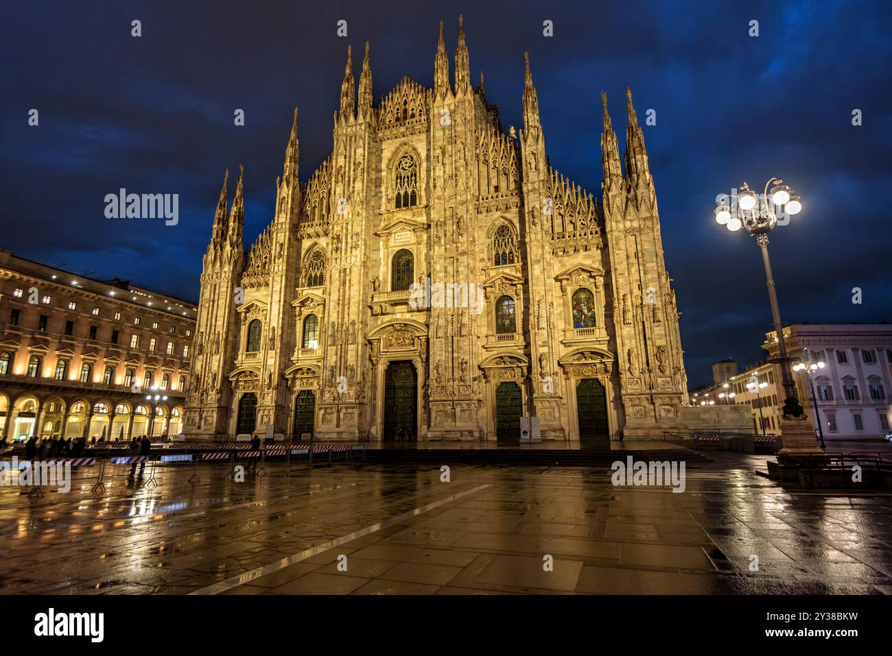 Facade of the Duomo at night and during the blue hour in Milan (Lombardy, Italy) IT: Facciata del Duomo all'ora blu e di notte a Milano (Italia) Stock Photo