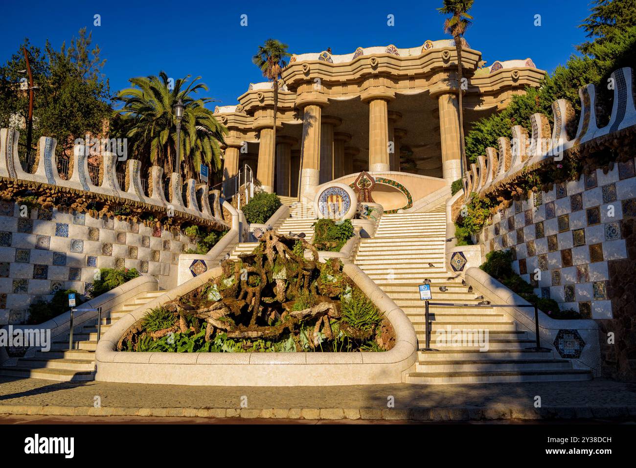 The Dragon Staircase, the entrance to Antoni Gaudí's Park Güell ...