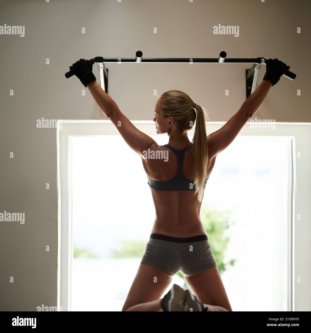Hanging leg raises hi res stock photography and images Alamy