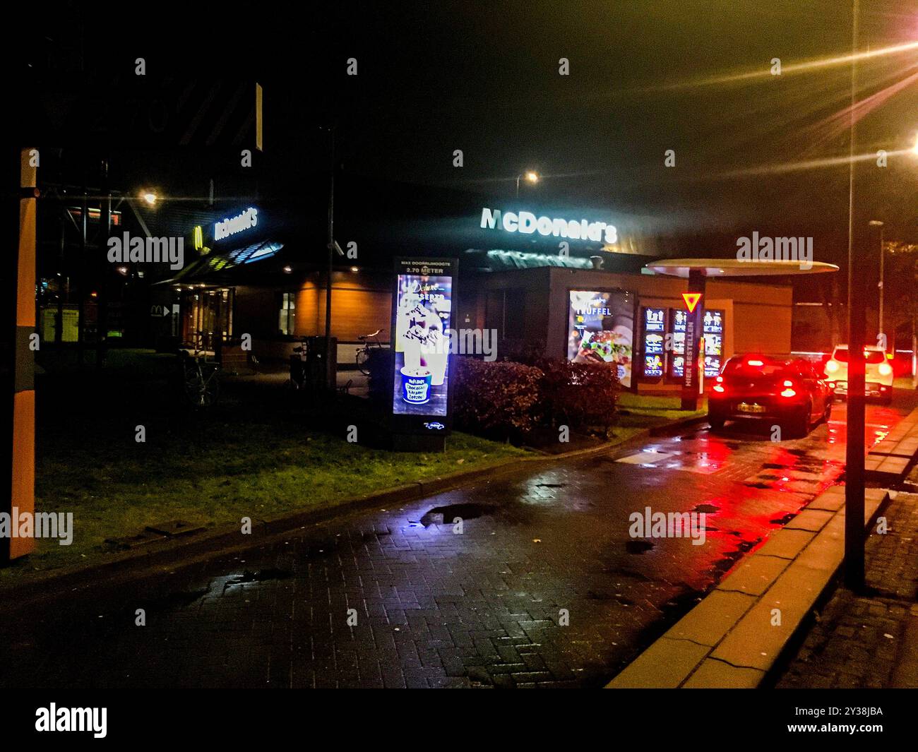 Mc Donalds Restaurant Alonside Highway A16 Hendrik Ido Ambacht, Netherlands. Mc Donalds Restaurant Alonside Highway A16 at Night. Hendrik Ido Ambacht A16 Highway Stop Zuid-Holland Nederland Copyright: xGuidoxKoppesxPhotox Stock Photo