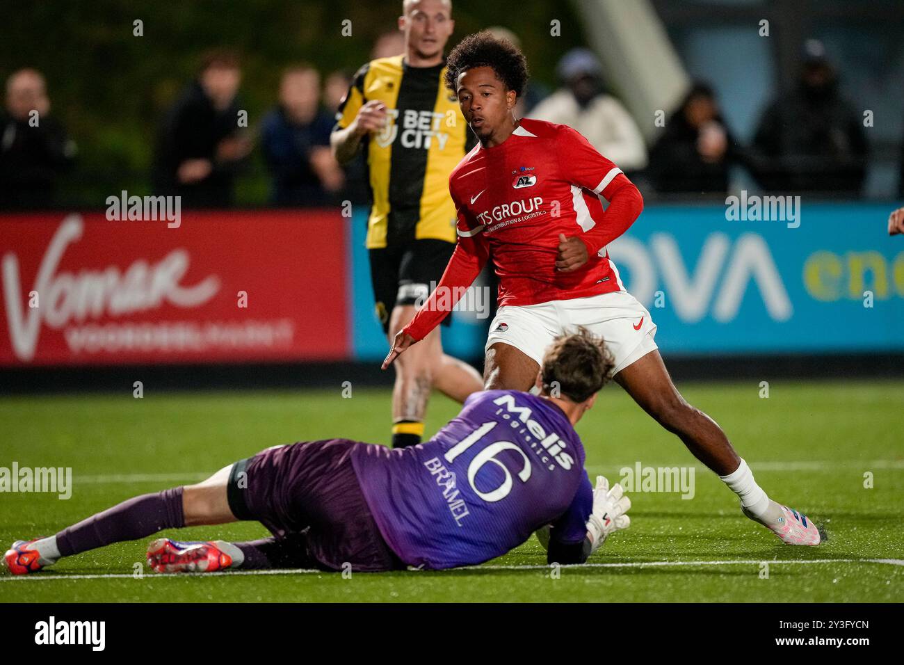 Wijdewormer, Netherlands. 13th Sep, 2024. WIJDEWORMER, NETHERLANDS -  SEPTEMBER 13: Elijah Dijkstra of Jong AZ dribbles with the ball, Tom Bramel  goalkeeper of Vitesse makes a save during the Dutch Keuken Kampioen