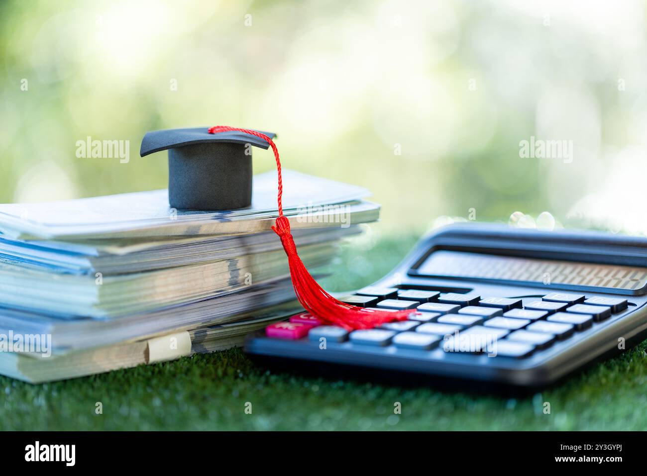 Finance Graduation College graduation and debt hi-res stock photography and images - Alamy