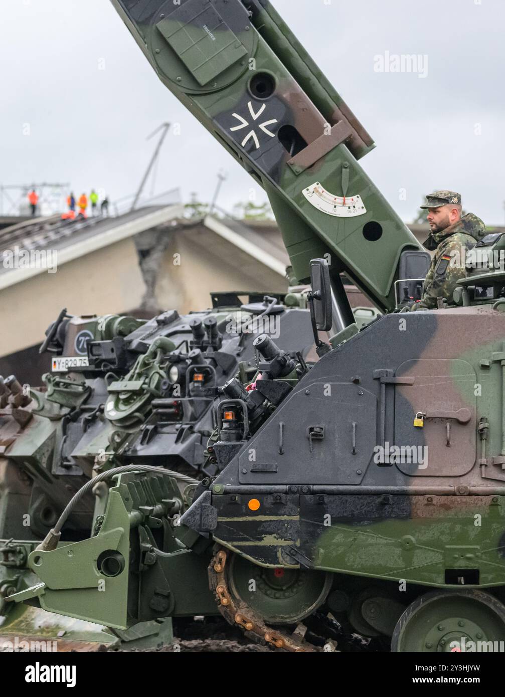 Dresden, Germany. 14th Sep, 2024. A Bundeswehr armored recovery vehicle ...