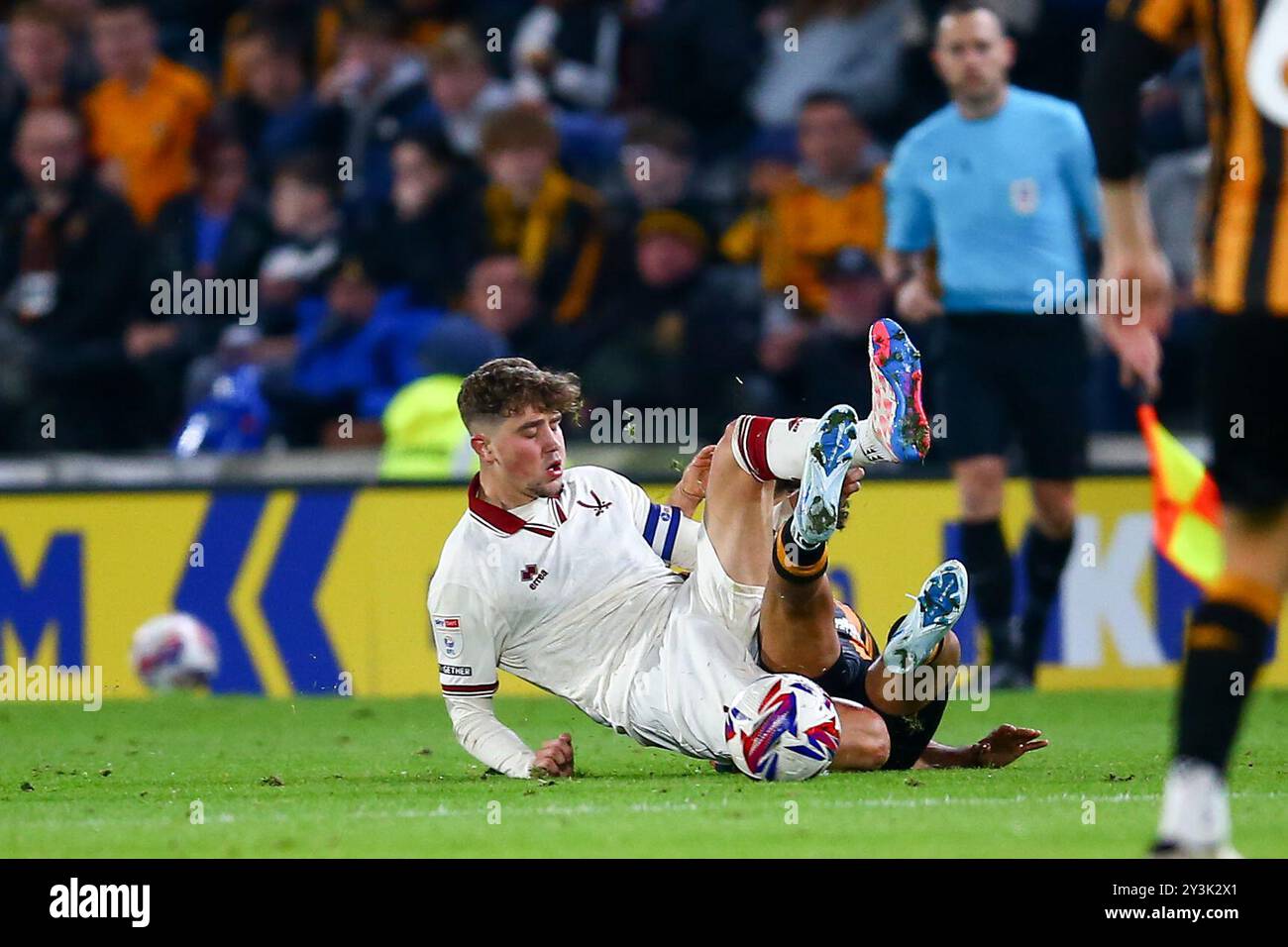 MKM Stadium, Hull, England - 14th September 2024 Oliver Arblaster (4) of Sheffield United and Mohamed Belloumi (33) of Hull City battle for the ball - during the game Hull City v Sheffield United, EFL Championship, 2024/25, MKM Stadium, Hull, England - 13th September 2024 Credit: Arthur Haigh/WhiteRosePhotos/Alamy Live News Stock Photo