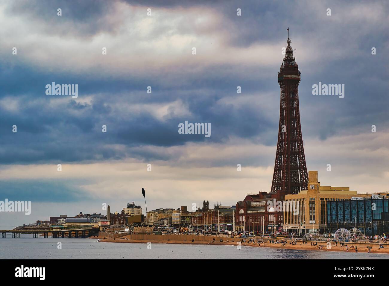 Beach and tower t blackpool hi-res stock photography and images - Alamy