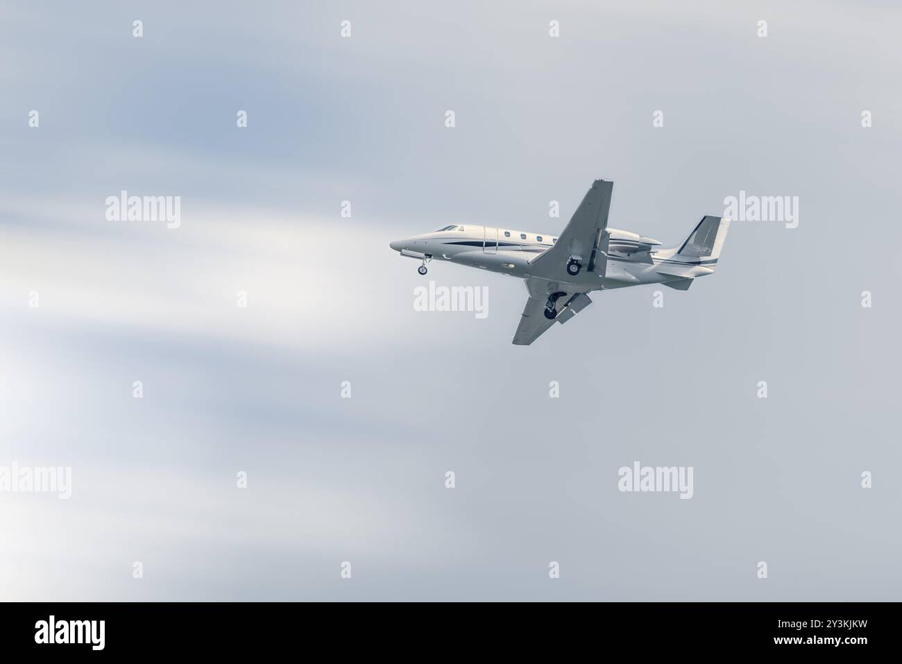 Small commercial aircraft hi-res stock photography and images - Alamy