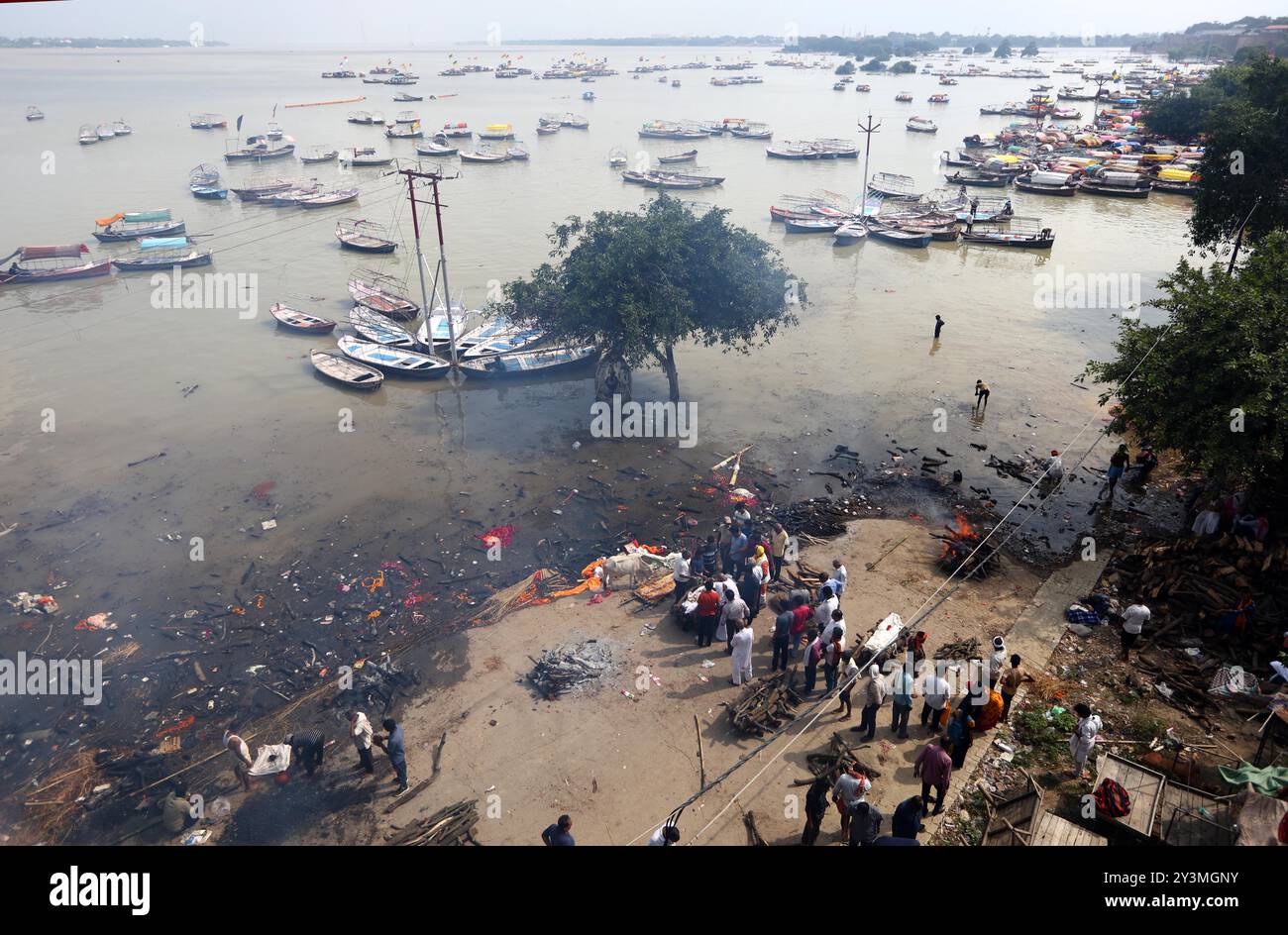 Ganges Pollution Rituals Ganges river pollution cremation hi-res stock photography and images ...
