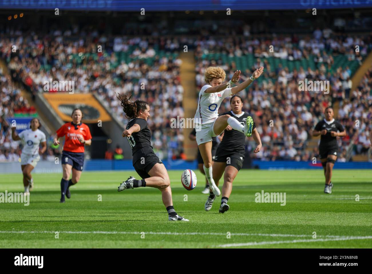 London, UK. 14th Sep, 2024. Ellie Kildunne(ENG) trying to stop the kicked ball by Hannah King (NZ) during the England v New Zealand match at Allianz Stadium, Twickenham. UK © ️ Credit: Elsie Kibue/Alamy Live News Stock Photo