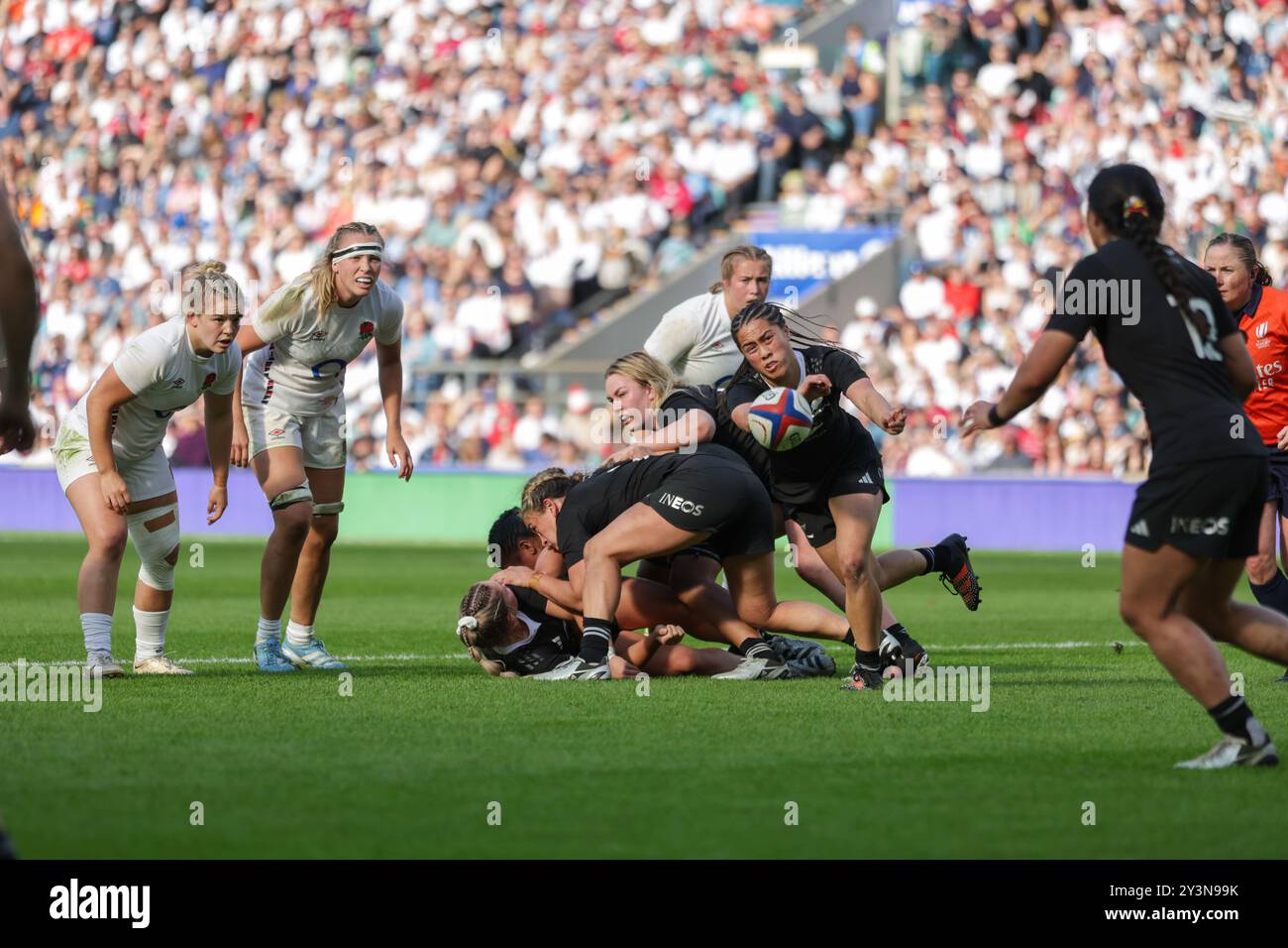 London, UK. 14th Sep, 2024. Katelyn Vahaakolo (NZ) throws the ball during the England v New Zealand match at Allianz Stadium, Twickenham. UK © ️ Credit: Elsie Kibue/Alamy Live News Stock Photo
