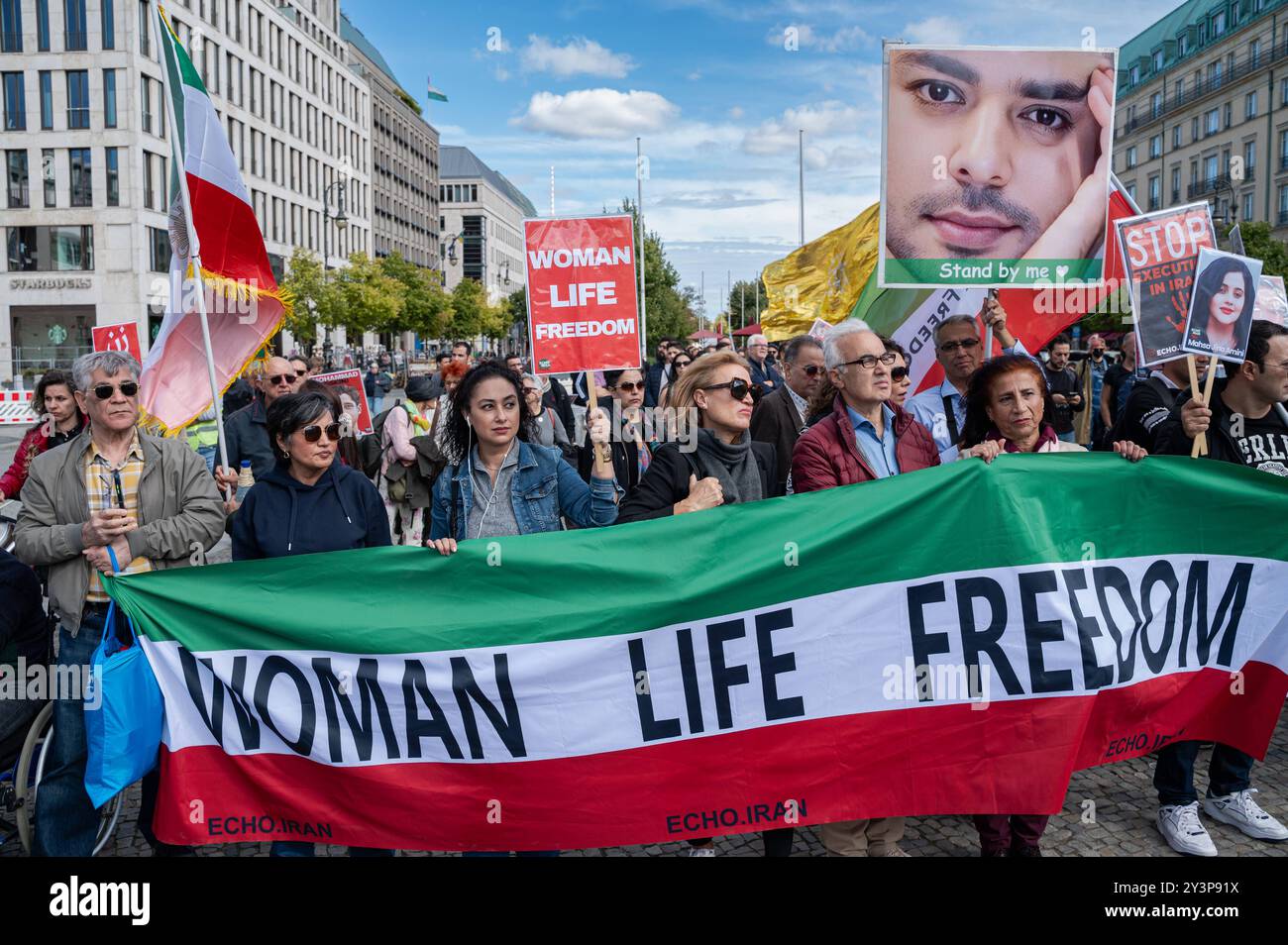 14.09.2024, Berlin, Deutschland, Europa - Gedenkkundgebung anlaesslich des zweiten Todestages von Jina Mahsa Amini auf dem Pariser Platz im Berliner Bezirk Mitte. Der Todestag steht symbolisch fuer den Beginn der iranischen Revolution unter dem Motto Frau Leben Freiheit und richtet sich gegen das islamistische Mullah-Regime in Iran. *** 14 09 2024, Berlin, Germany, Europe Memorial rally on the occasion of the second anniversary of the death of Jina Mahsa Amini on Pariser Platz in Berlins Mitte district The anniversary of her death symbolizes the beginning of the Iranian revolution under the mo Stock Photo