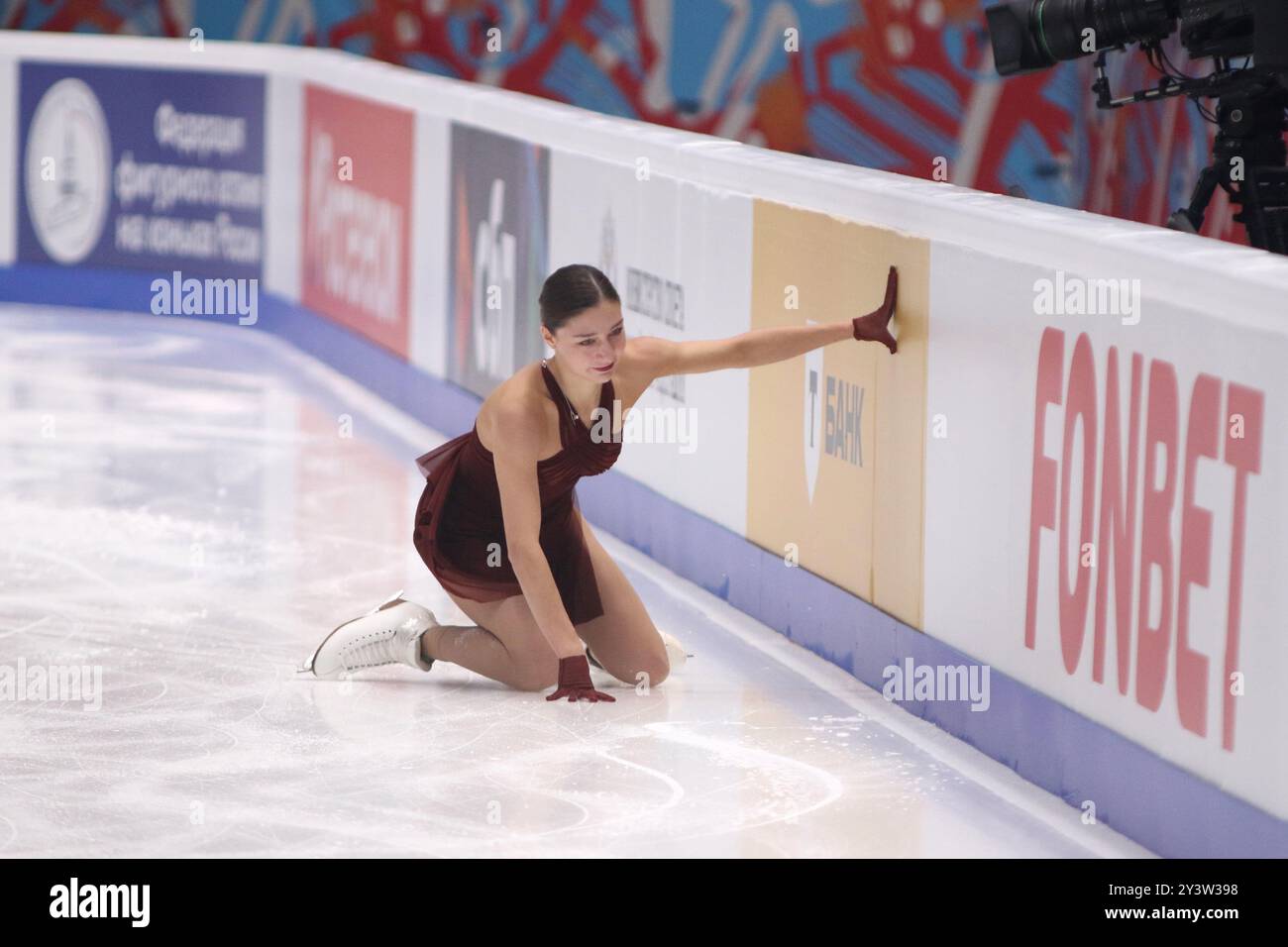 To‘rt oyoqda xola Yalangoch ayol surati