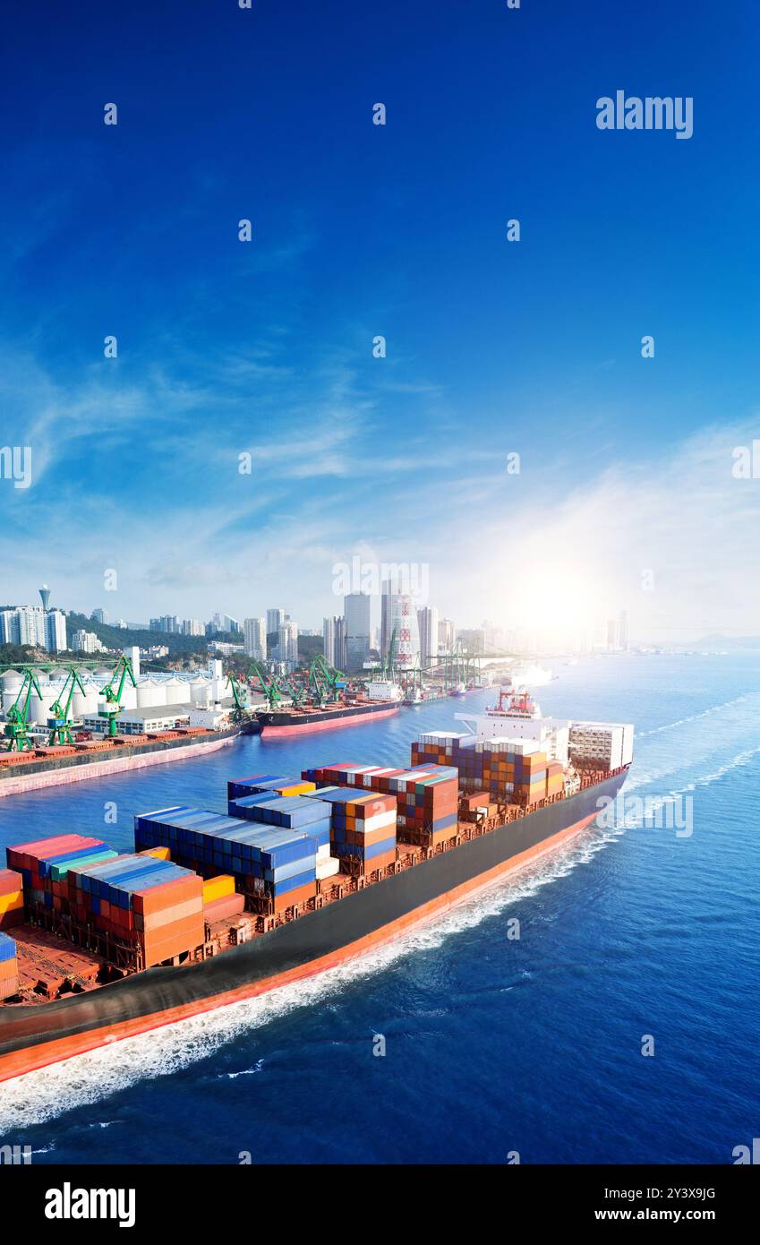 Container ship arriving in port hi-res stock photography and images - Alamy