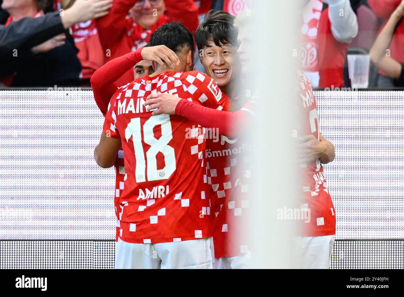 Mainz, Germany. 15th Sep, 2024. Soccer: Bundesliga, FSV Mainz 05 - Werder Bremen, Matchday 3, Mewa Arena. Jae-Sung Lee (M) of Mainz celebrates his goal with his teammates to make it 1:1. Credit: Uwe Anspach/dpa - IMPORTANT NOTE: In accordance with the regulations of the DFL German Football League and the DFB German Football Association, it is prohibited to utilize or have utilized photographs taken in the stadium and/or of the match in the form of sequential images and/or video-like photo series./dpa/Alamy Live News Stock Photo