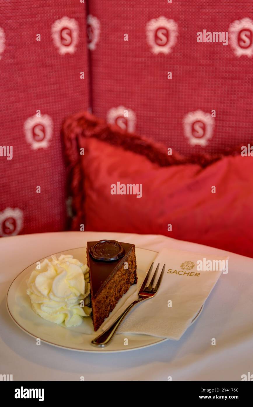 Wien, Hotel Sacher, Cafe, Sachertorte // Vienna, Hotel Sacher, Cafe ...
