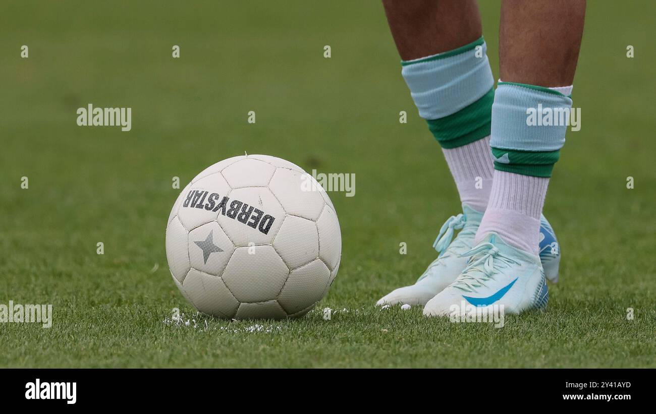 Bremen, Deutschland. 15th Sep, 2024. v.li: Zwei Beine, Füße und der Spielball, Ball, Rasen, tritt gegen den Ball, schießt den Ball, zwei Füße, Fuss, Füsse, Schuhe, Hose, Stutzen, Strümpfe, Symbolfoto, Symbol, Symbolbild Fussball, Fußball, Spielfeld, Platz, 15.09.2024, Bremen (Deutschland), Fussball, Regionalliga Nord, SV Werder Bremen II - SV Todesfelde Credit: dpa/Alamy Live News Stock Photo