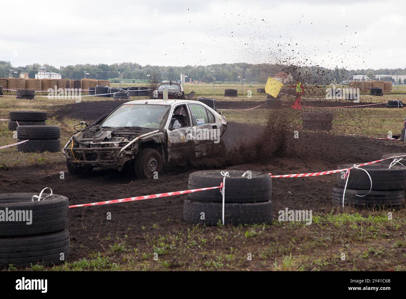 Banger racing in Pruszcz Gdanski Poland - Moto Show, wyścigi złomów ...