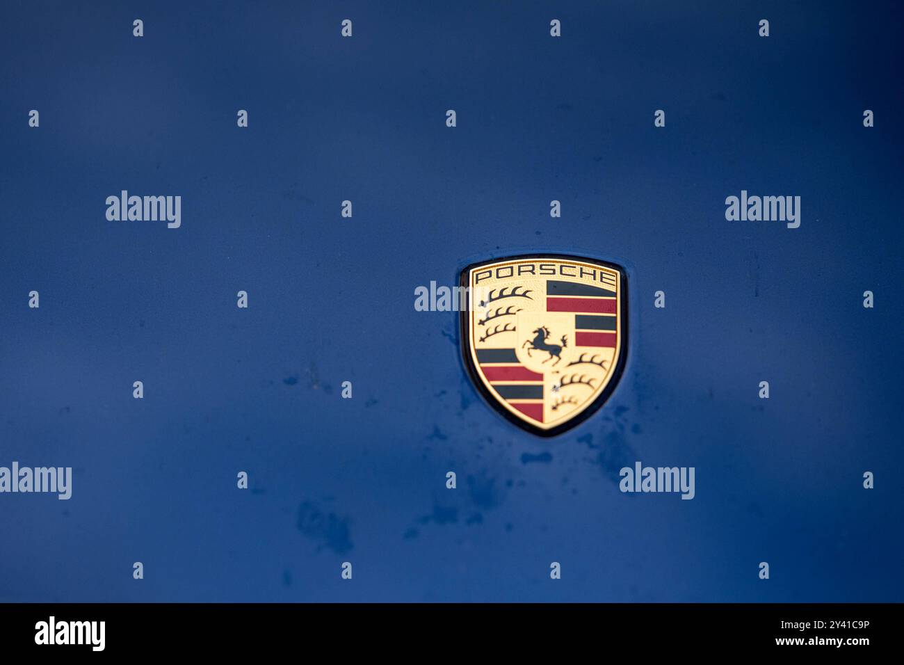 Fahrzeugemblem hi-res stock photography and images - Alamy