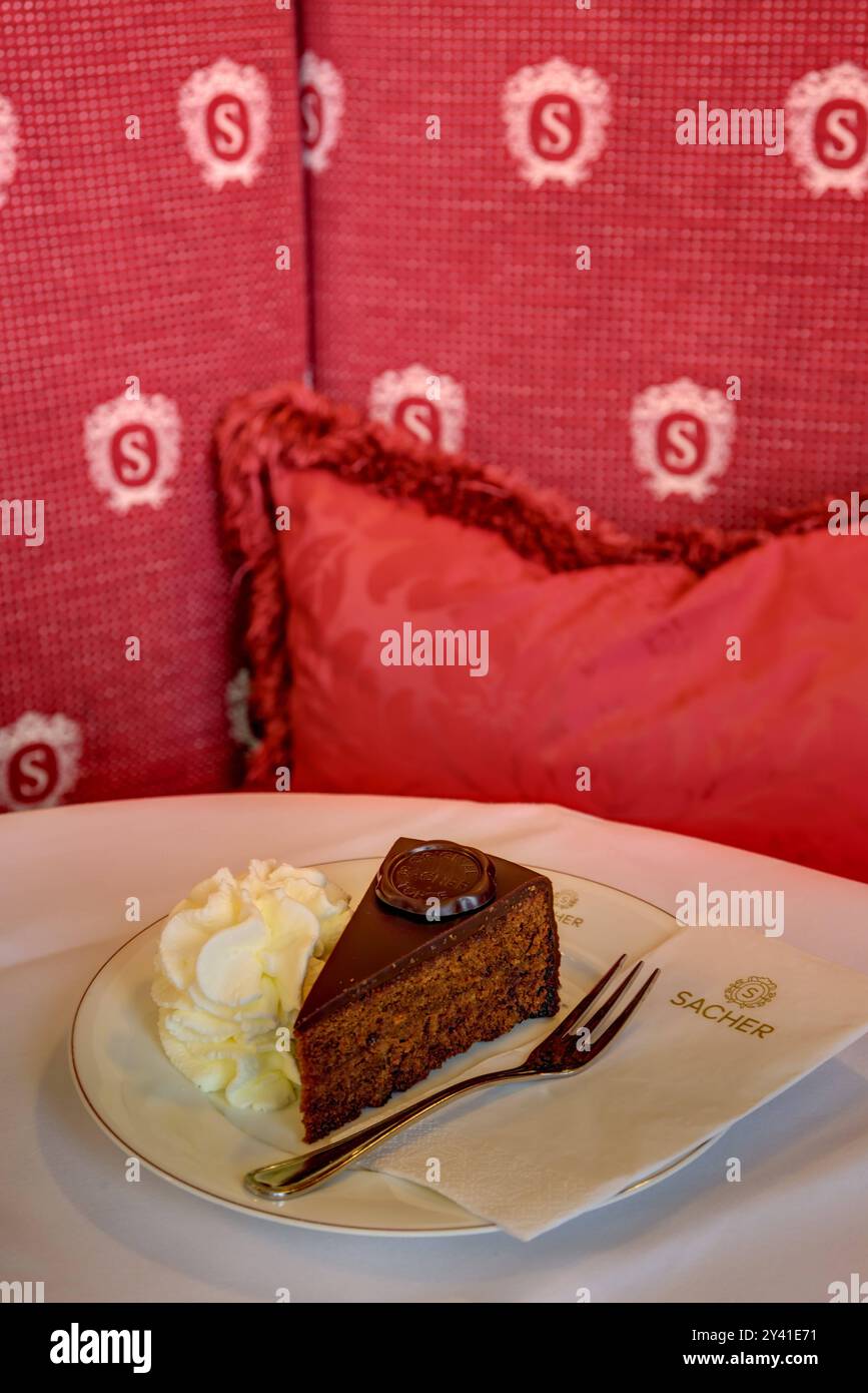 Wien, Hotel Sacher, Cafe, Sachertorte // Vienna, Hotel Sacher, Cafe ...