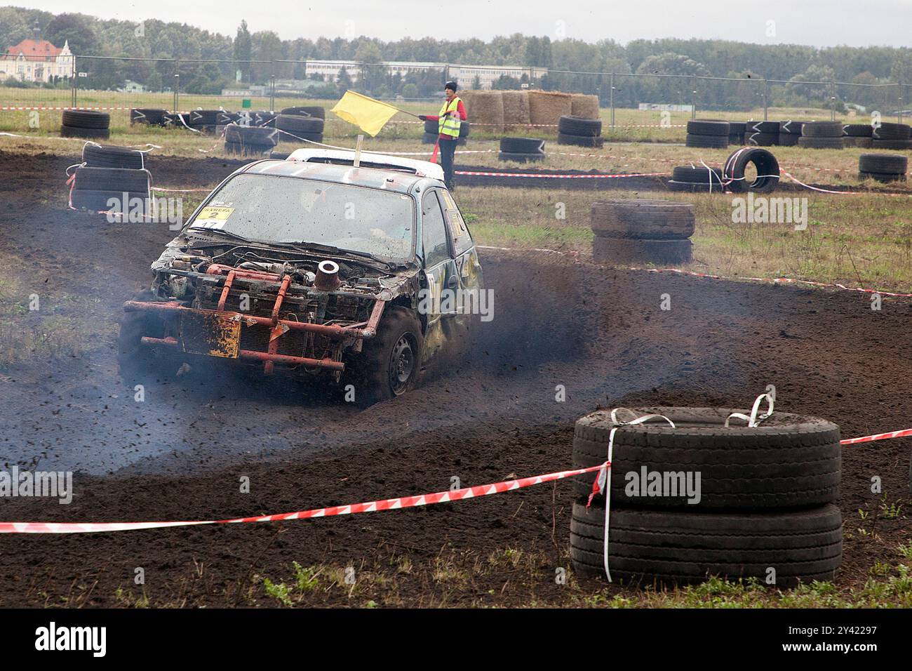 Banger racing in Pruszcz Gdanski Poland - Moto Show, wyścigi złomów ...