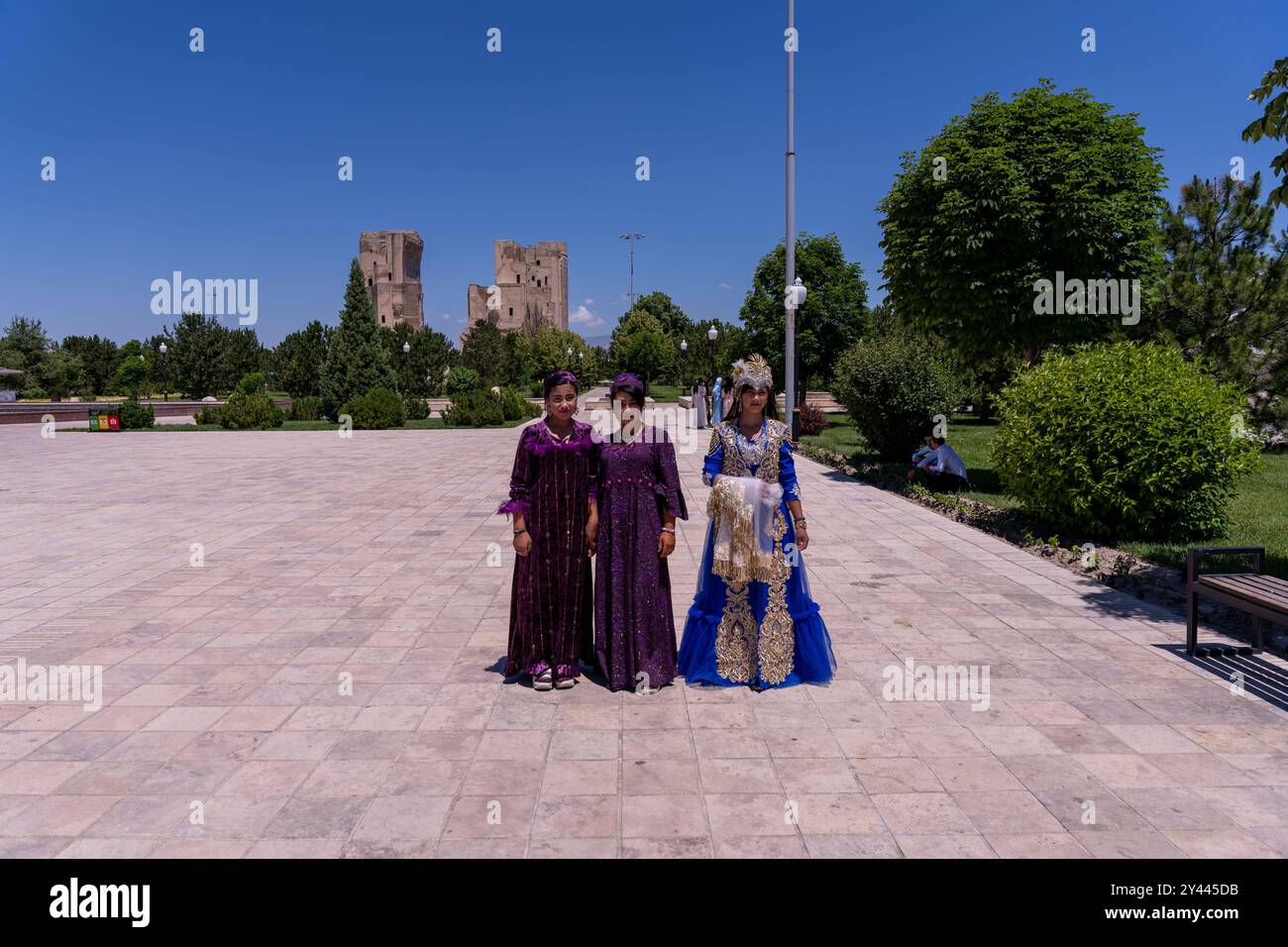 Three people in medieval costumes hi-res stock photography and images ...