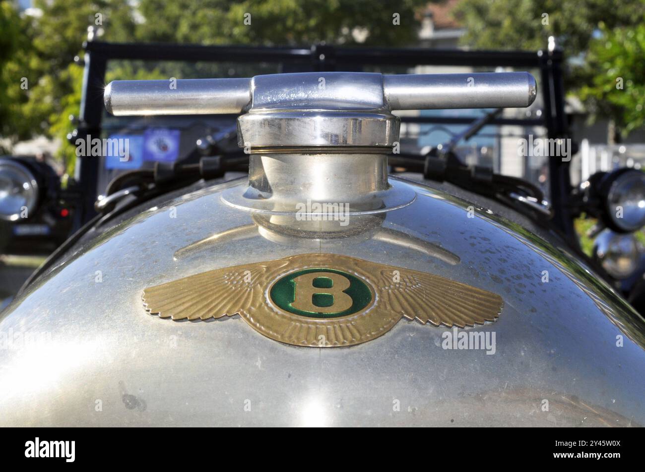 Bentley sign hi-res stock photography and images - Alamy