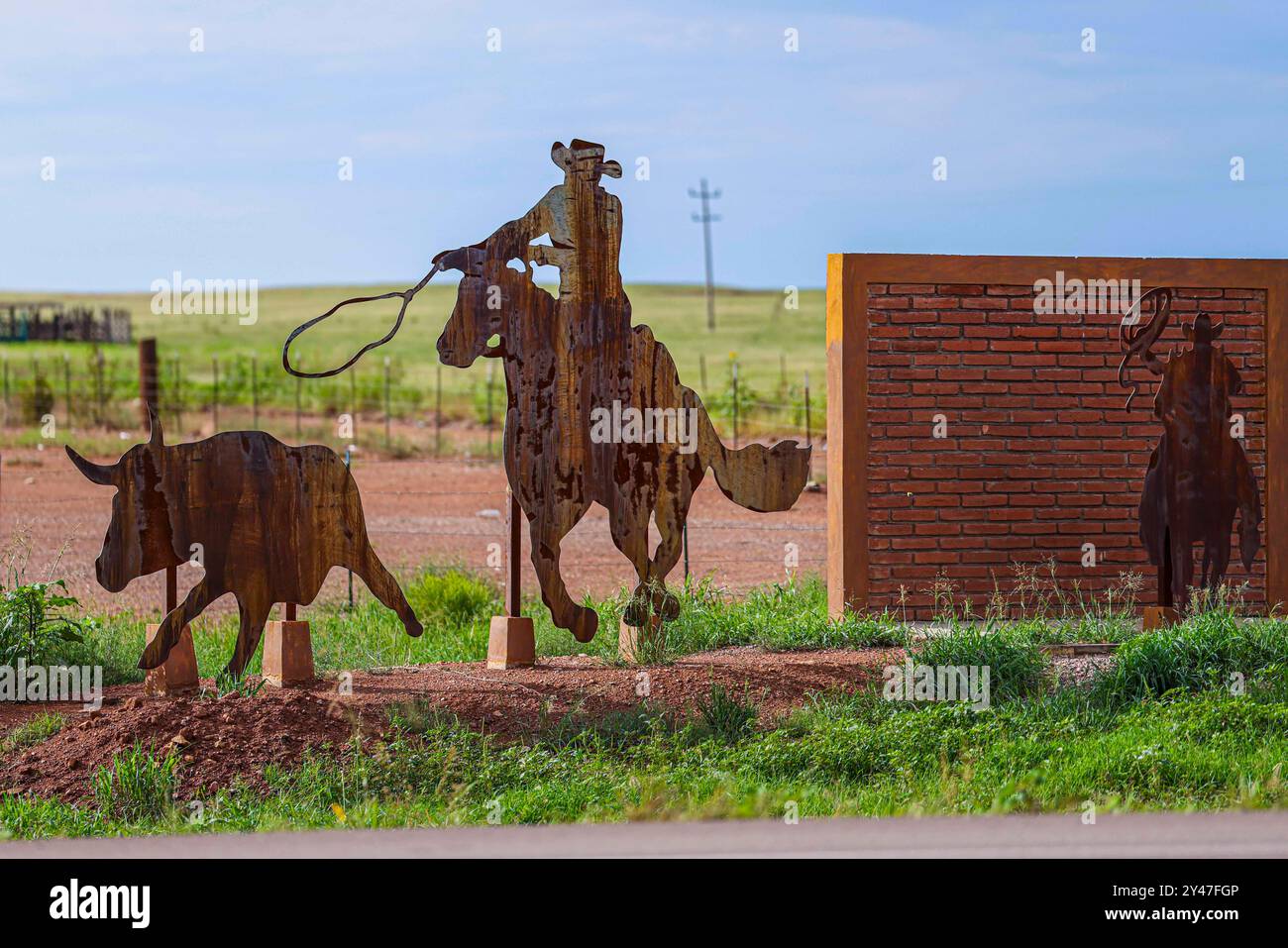 Figure or silhouette of a horse-drawn wagon from the cowboy world of the old west at the arched entrance to the Emiliano Zapata Cananea ejido, Sonora, Mexico, Aug 10, 2024. Steel sculpture (photo by Luis Gutierrez/ Norte Photo)  Figura o silueta de carreta de caballo del mundo vaquero  del viejo oeste en la entrada de arco al ejido Emiliano Zapata Cananea Sonora Mexico 10 Ago 2024. Escultura de acero  (photo by Luis Gutierrez/ Norte Photo) Stock Photo