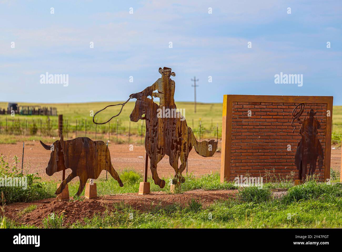 Figure or silhouette of a horse-drawn wagon from the cowboy world of the old west at the arched entrance to the Emiliano Zapata Cananea ejido, Sonora, Mexico, Aug 10, 2024. Steel sculpture (photo by Luis Gutierrez/ Norte Photo)  Figura o silueta de carreta de caballo del mundo vaquero  del viejo oeste en la entrada de arco al ejido Emiliano Zapata Cananea Sonora Mexico 10 Ago 2024. Escultura de acero  (photo by Luis Gutierrez/ Norte Photo) Stock Photo
