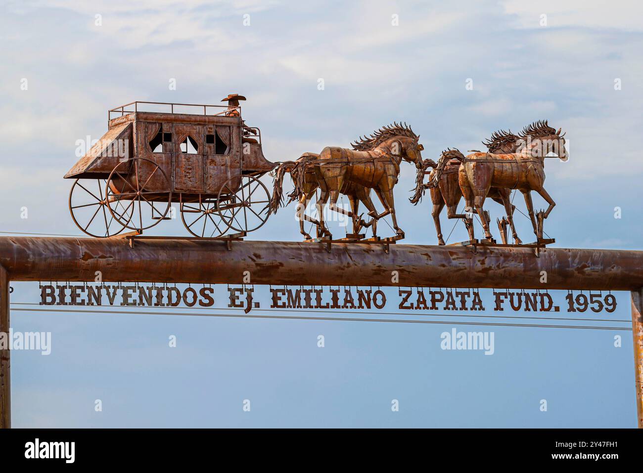 Figure or silhouette of a horse-drawn wagon from the cowboy world of the old west at the arched entrance to the Emiliano Zapata Cananea ejido, Sonora, Mexico, Aug 10, 2024. Steel sculpture (photo by Luis Gutierrez/ Norte Photo)  Figura o silueta de carreta de caballo del mundo vaquero  del viejo oeste en la entrada de arco al ejido Emiliano Zapata Cananea Sonora Mexico 10 Ago 2024. Escultura de acero  (photo by Luis Gutierrez/ Norte Photo) Stock Photo