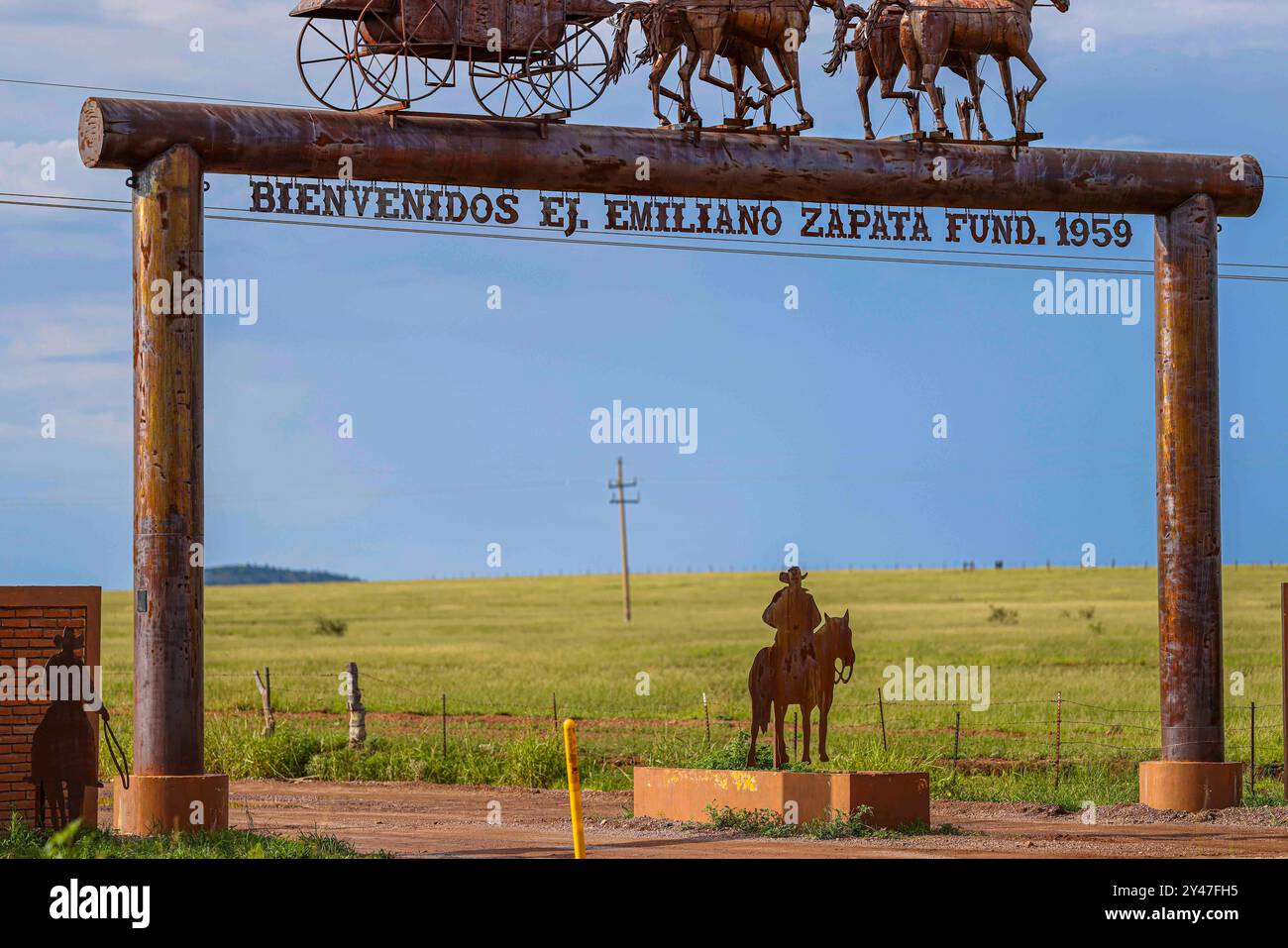 Figure or silhouette of a horse-drawn wagon from the cowboy world of the old west at the arched entrance to the Emiliano Zapata Cananea ejido, Sonora, Mexico, Aug 10, 2024. Steel sculpture (photo by Luis Gutierrez/ Norte Photo)  Figura o silueta de carreta de caballo del mundo vaquero  del viejo oeste en la entrada de arco al ejido Emiliano Zapata Cananea Sonora Mexico 10 Ago 2024. Escultura de acero  (photo by Luis Gutierrez/ Norte Photo) Stock Photo