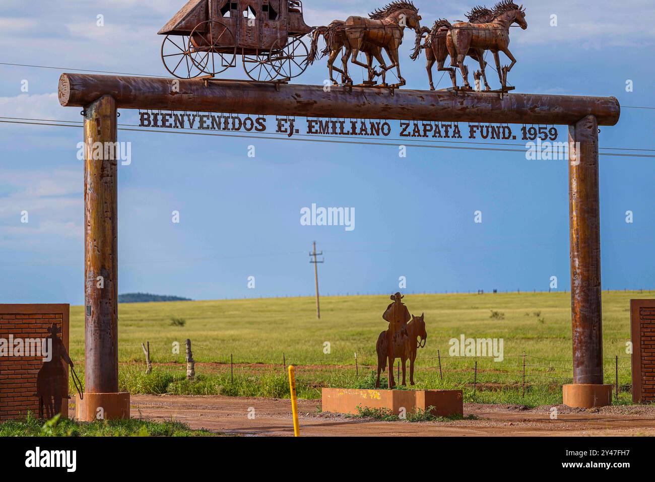 Figure or silhouette of a horse-drawn wagon from the cowboy world of the old west at the arched entrance to the Emiliano Zapata Cananea ejido, Sonora, Mexico, Aug 10, 2024. Steel sculpture (photo by Luis Gutierrez/ Norte Photo)  Figura o silueta de carreta de caballo del mundo vaquero  del viejo oeste en la entrada de arco al ejido Emiliano Zapata Cananea Sonora Mexico 10 Ago 2024. Escultura de acero  (photo by Luis Gutierrez/ Norte Photo) Stock Photo