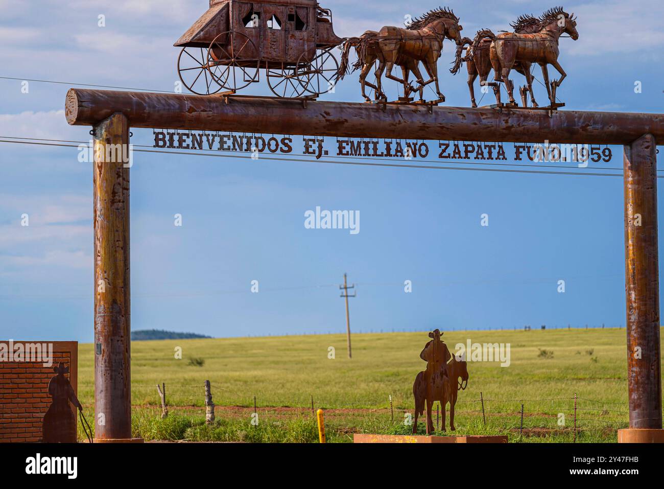 Figure or silhouette of a horse-drawn wagon from the cowboy world of the old west at the arched entrance to the Emiliano Zapata Cananea ejido, Sonora, Mexico, Aug 10, 2024. Steel sculpture (photo by Luis Gutierrez/ Norte Photo)  Figura o silueta de carreta de caballo del mundo vaquero  del viejo oeste en la entrada de arco al ejido Emiliano Zapata Cananea Sonora Mexico 10 Ago 2024. Escultura de acero  (photo by Luis Gutierrez/ Norte Photo) Stock Photo