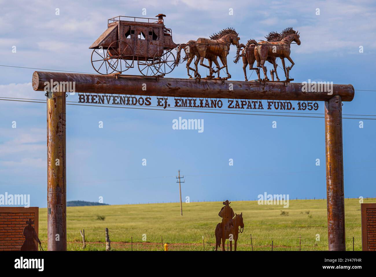 Figure or silhouette of a horse-drawn wagon from the cowboy world of the old west at the arched entrance to the Emiliano Zapata Cananea ejido, Sonora, Mexico, Aug 10, 2024. Steel sculpture (photo by Luis Gutierrez/ Norte Photo)  Figura o silueta de carreta de caballo del mundo vaquero  del viejo oeste en la entrada de arco al ejido Emiliano Zapata Cananea Sonora Mexico 10 Ago 2024. Escultura de acero  (photo by Luis Gutierrez/ Norte Photo) Stock Photo