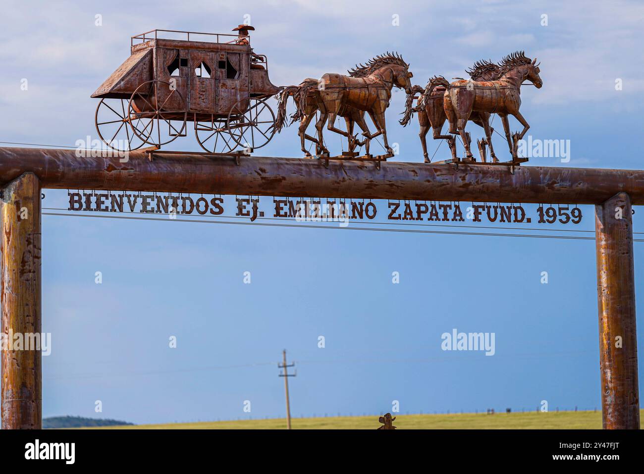 Figure or silhouette of a horse-drawn wagon from the cowboy world of the old west at the arched entrance to the Emiliano Zapata Cananea ejido, Sonora, Mexico, Aug 10, 2024. Steel sculpture (photo by Luis Gutierrez/ Norte Photo)  Figura o silueta de carreta de caballo del mundo vaquero  del viejo oeste en la entrada de arco al ejido Emiliano Zapata Cananea Sonora Mexico 10 Ago 2024. Escultura de acero  (photo by Luis Gutierrez/ Norte Photo) Stock Photo