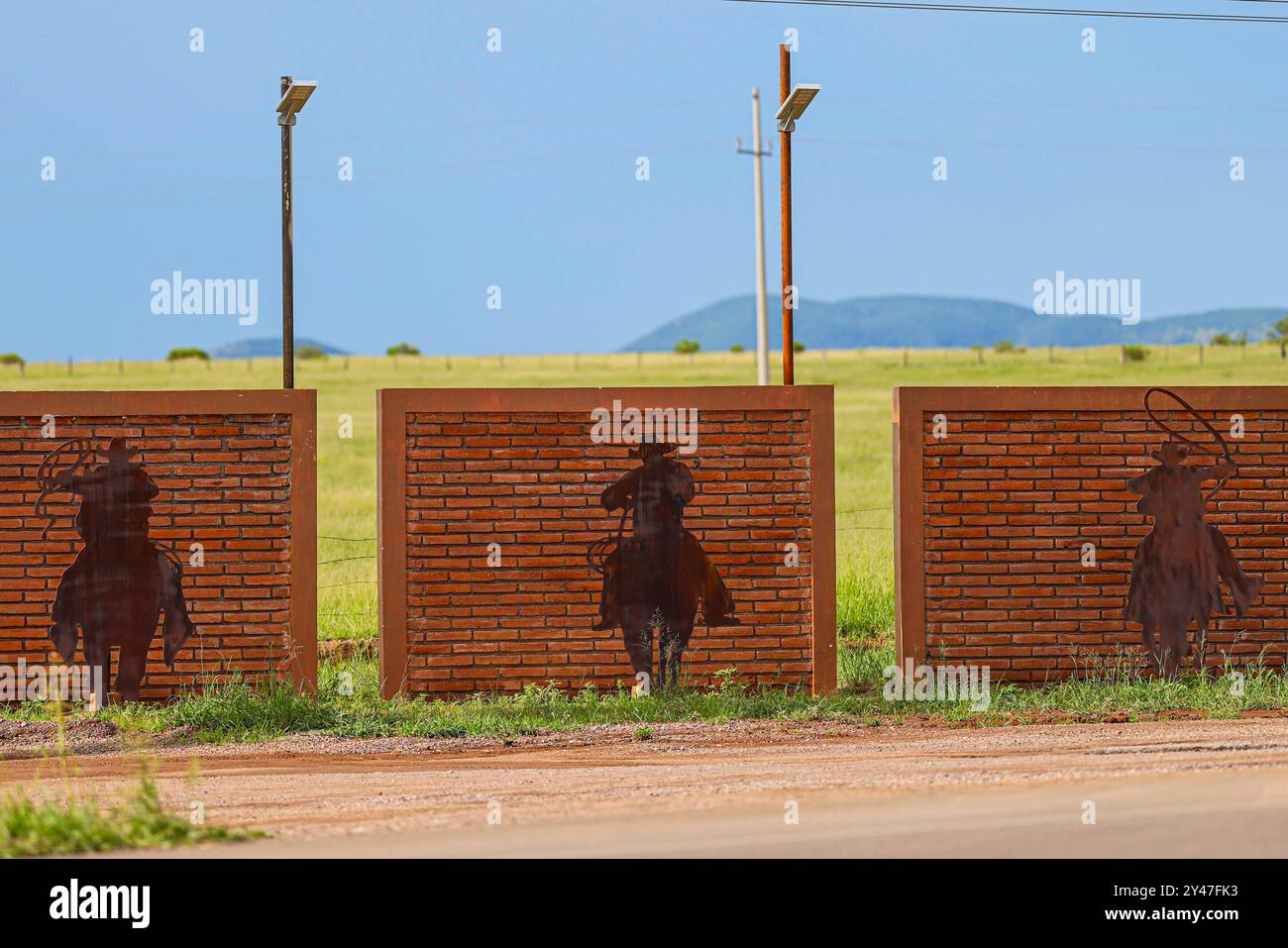 Figure or silhouette of a horse-drawn wagon from the cowboy world of the old west at the arched entrance to the Emiliano Zapata Cananea ejido, Sonora, Mexico, Aug 10, 2024. Steel sculpture (photo by Luis Gutierrez/ Norte Photo)  Figura o silueta de carreta de caballo del mundo vaquero  del viejo oeste en la entrada de arco al ejido Emiliano Zapata Cananea Sonora Mexico 10 Ago 2024. Escultura de acero  (photo by Luis Gutierrez/ Norte Photo) Stock Photo