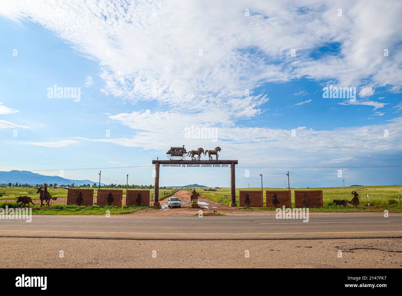 Figure or silhouette of a horse-drawn wagon from the cowboy world of the old west at the arched entrance to the Emiliano Zapata Cananea ejido, Sonora, Mexico, Aug 10, 2024. Steel sculpture (photo by Luis Gutierrez/ Norte Photo)  Figura o silueta de carreta de caballo del mundo vaquero  del viejo oeste en la entrada de arco al ejido Emiliano Zapata Cananea Sonora Mexico 10 Ago 2024. Escultura de acero  (photo by Luis Gutierrez/ Norte Photo) Stock Photo