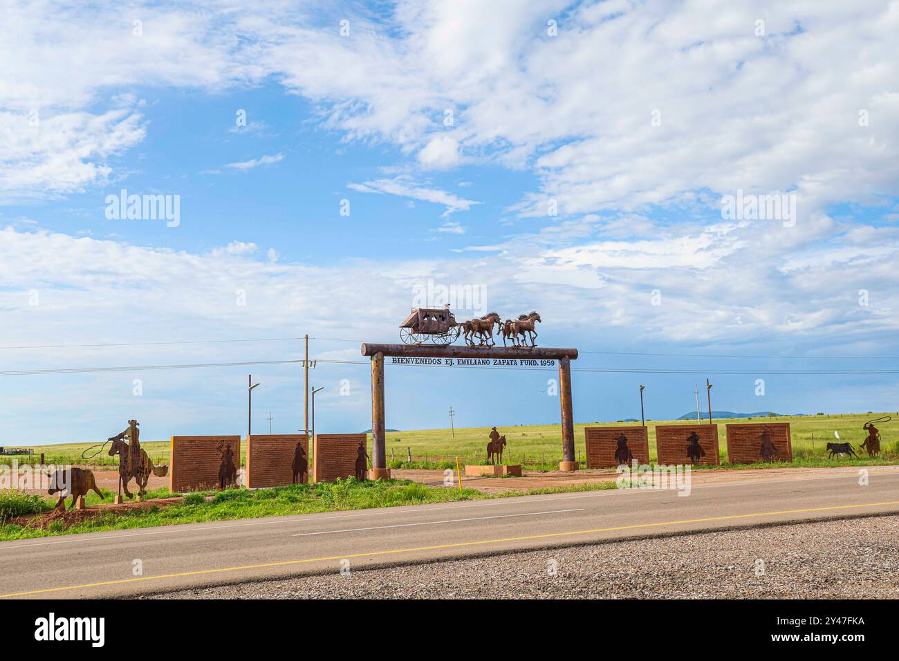 Figure or silhouette of a horse-drawn wagon from the cowboy world of the old west at the arched entrance to the Emiliano Zapata Cananea ejido, Sonora, Mexico, Aug 10, 2024. Steel sculpture (photo by Luis Gutierrez/ Norte Photo)  Figura o silueta de carreta de caballo del mundo vaquero  del viejo oeste en la entrada de arco al ejido Emiliano Zapata Cananea Sonora Mexico 10 Ago 2024. Escultura de acero  (photo by Luis Gutierrez/ Norte Photo) Stock Photo