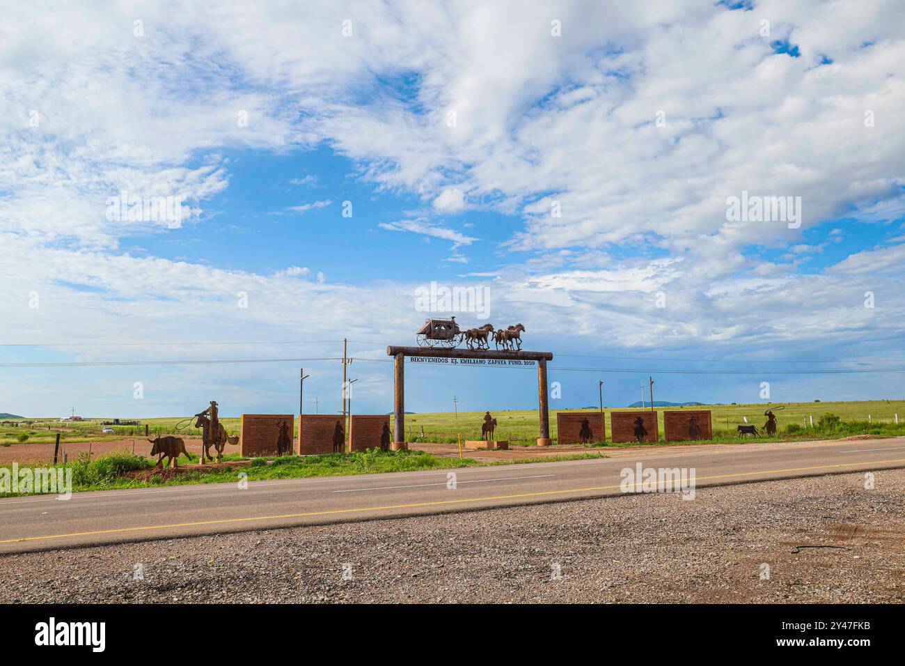 Figure or silhouette of a horse-drawn wagon from the cowboy world of the old west at the arched entrance to the Emiliano Zapata Cananea ejido, Sonora, Mexico, Aug 10, 2024. Steel sculpture (photo by Luis Gutierrez/ Norte Photo)  Figura o silueta de carreta de caballo del mundo vaquero  del viejo oeste en la entrada de arco al ejido Emiliano Zapata Cananea Sonora Mexico 10 Ago 2024. Escultura de acero  (photo by Luis Gutierrez/ Norte Photo) Stock Photo