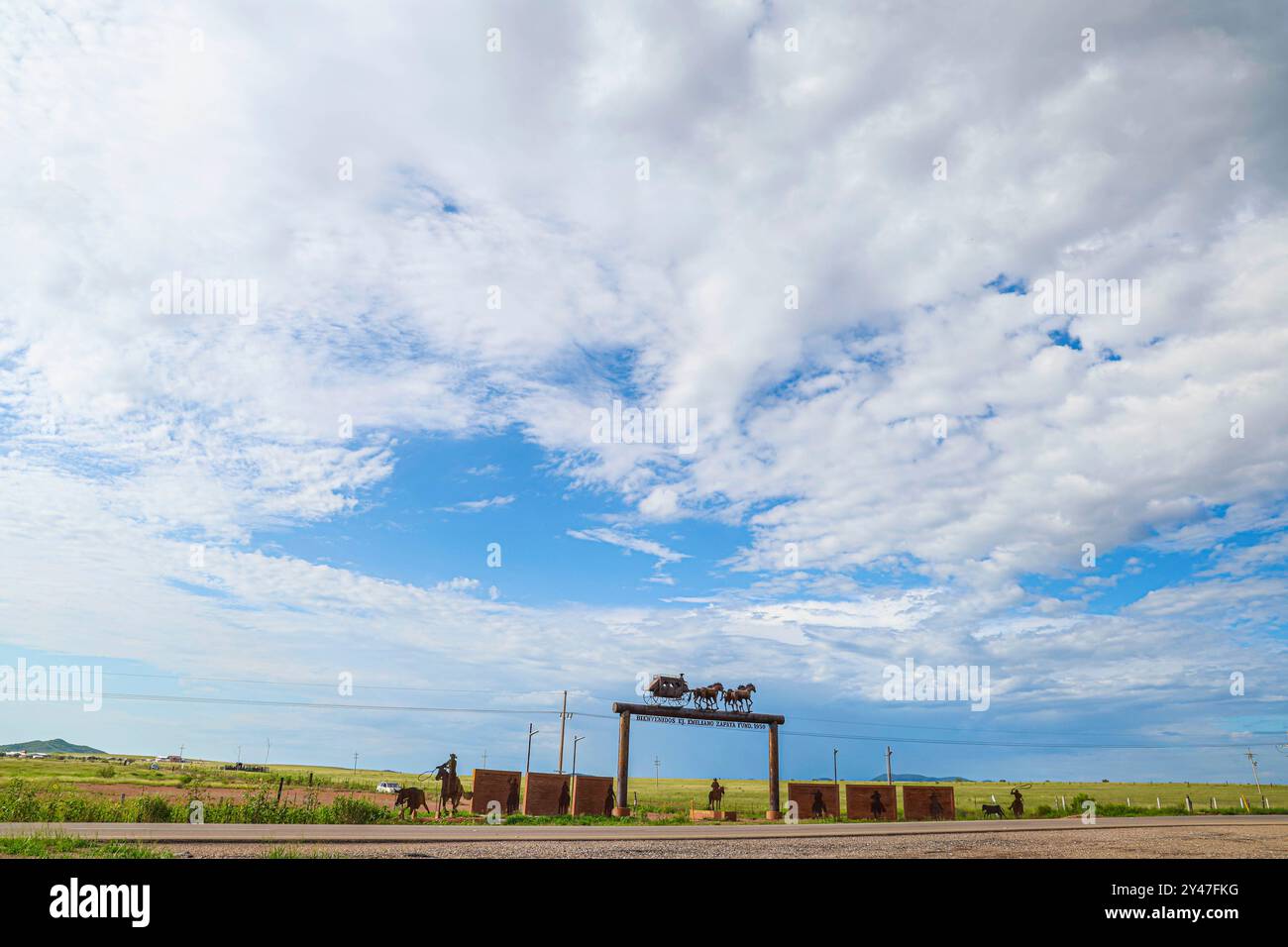 Figure or silhouette of a horse-drawn wagon from the cowboy world of the old west at the arched entrance to the Emiliano Zapata Cananea ejido, Sonora, Mexico, Aug 10, 2024. Steel sculpture (photo by Luis Gutierrez/ Norte Photo)  Figura o silueta de carreta de caballo del mundo vaquero  del viejo oeste en la entrada de arco al ejido Emiliano Zapata Cananea Sonora Mexico 10 Ago 2024. Escultura de acero  (photo by Luis Gutierrez/ Norte Photo) Stock Photo